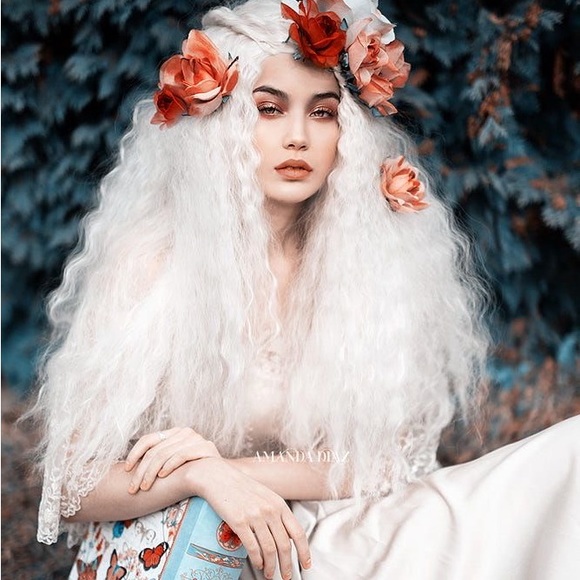 - ✨22” WHITE BLONDE FLUFF WAVY LACE FRONT WIG *NEW*